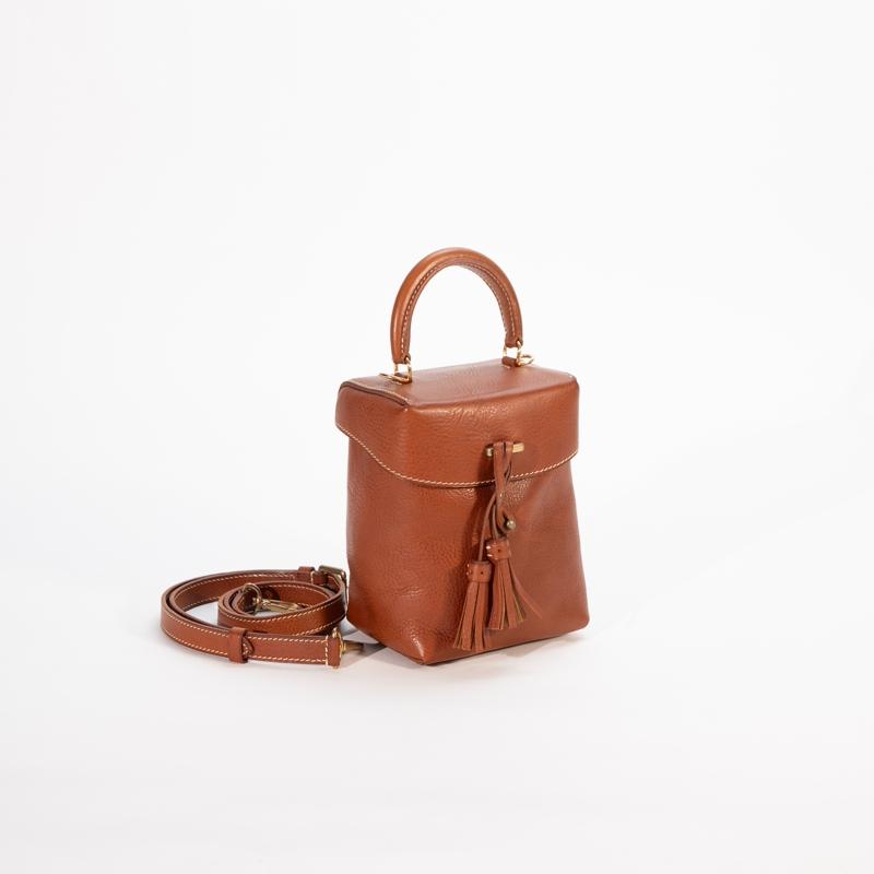 ¿Cómo se combina el cuero curtido vegetal con la estética vintage en esta nueva colección de bolsos?