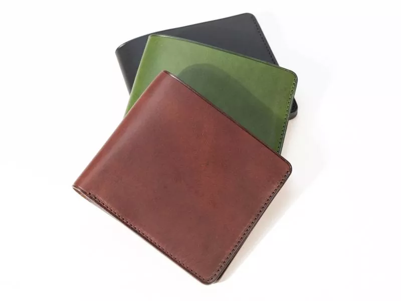 Curtido vegetal artesanal, Cartera hecha a mano de piel curtida vegetal con huellas del tiempo