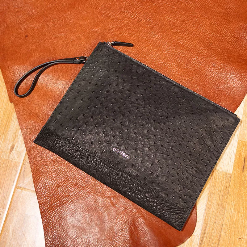 ¿Cuándo usar este bolso de muñeca con relieve de avestruz?