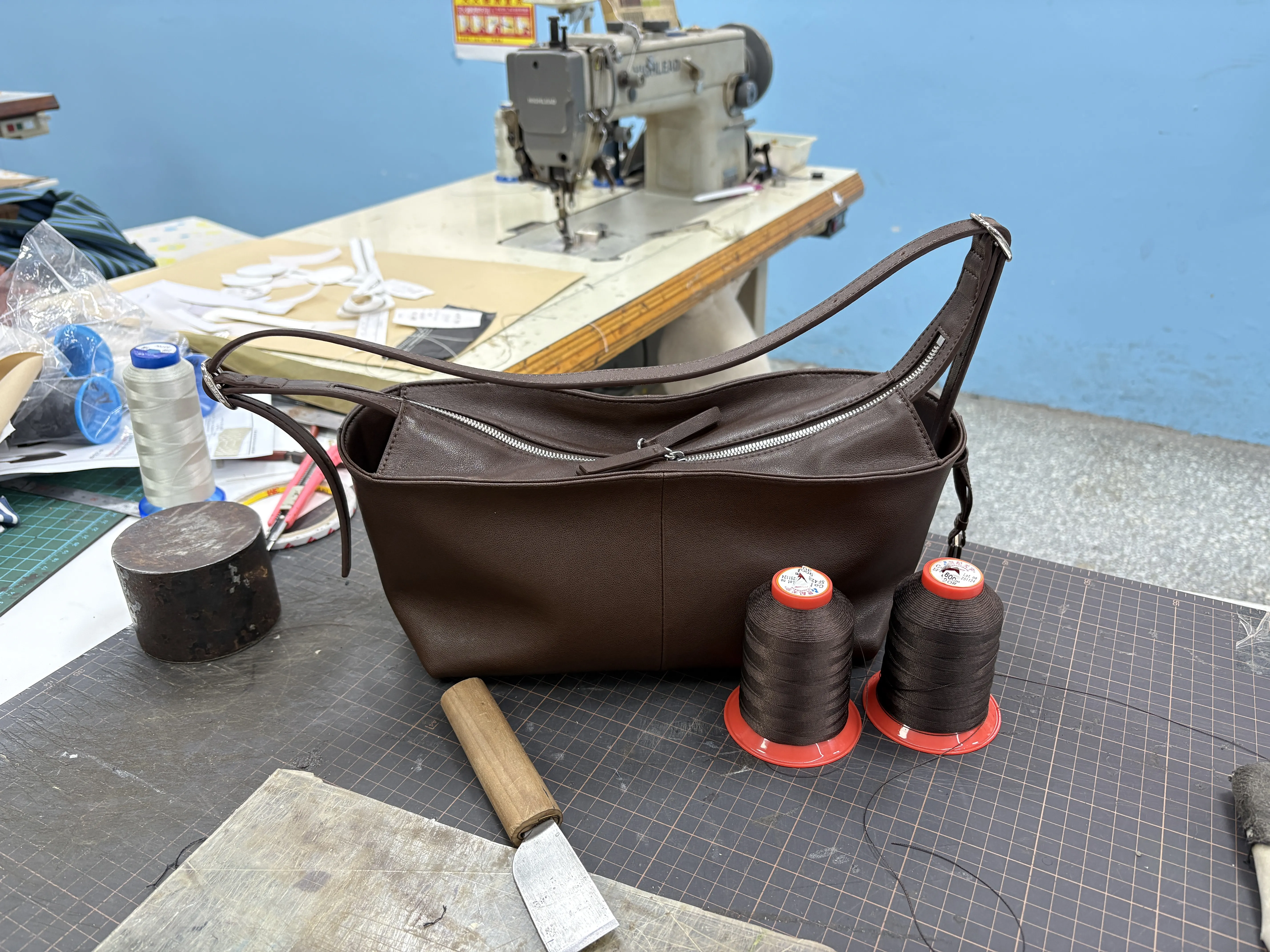 ¿Cómo nace un bolso de cuero genuino?
