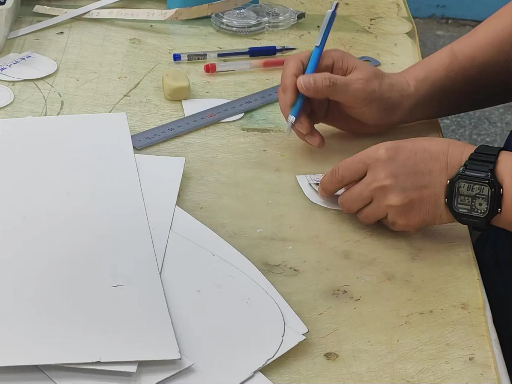 Detrás de la producción de Goderebag: del patronaje al corte de cuero