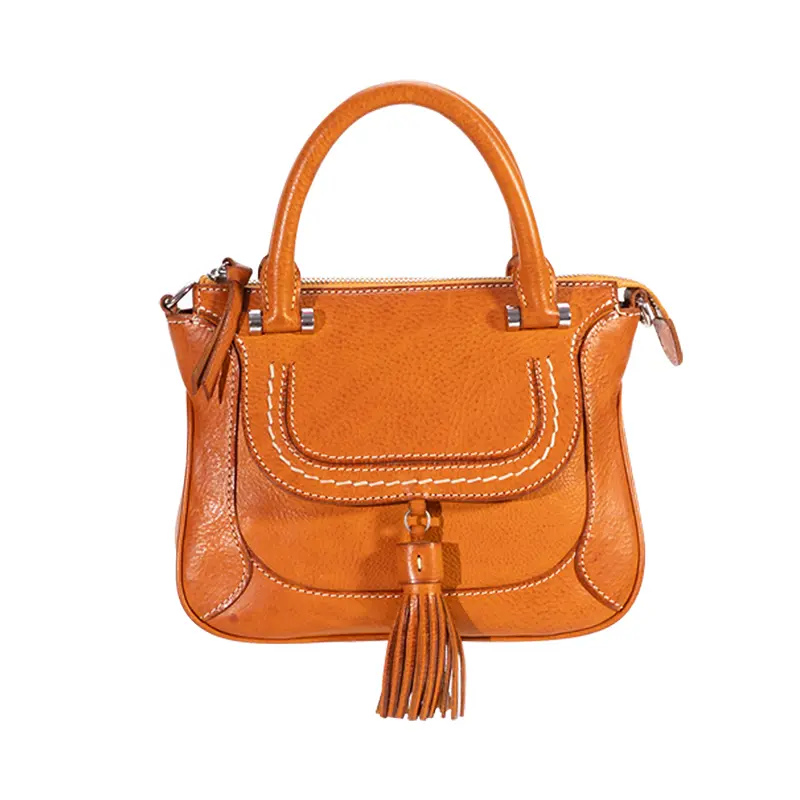 Bolso con borlas de piel de curtido vegetal